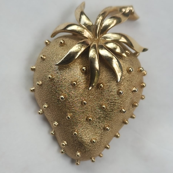 Crown TRIFARI Signed Gold Tone Strawberry Berry Fruit Vintage Brooch Pin - Picture 2 of 5